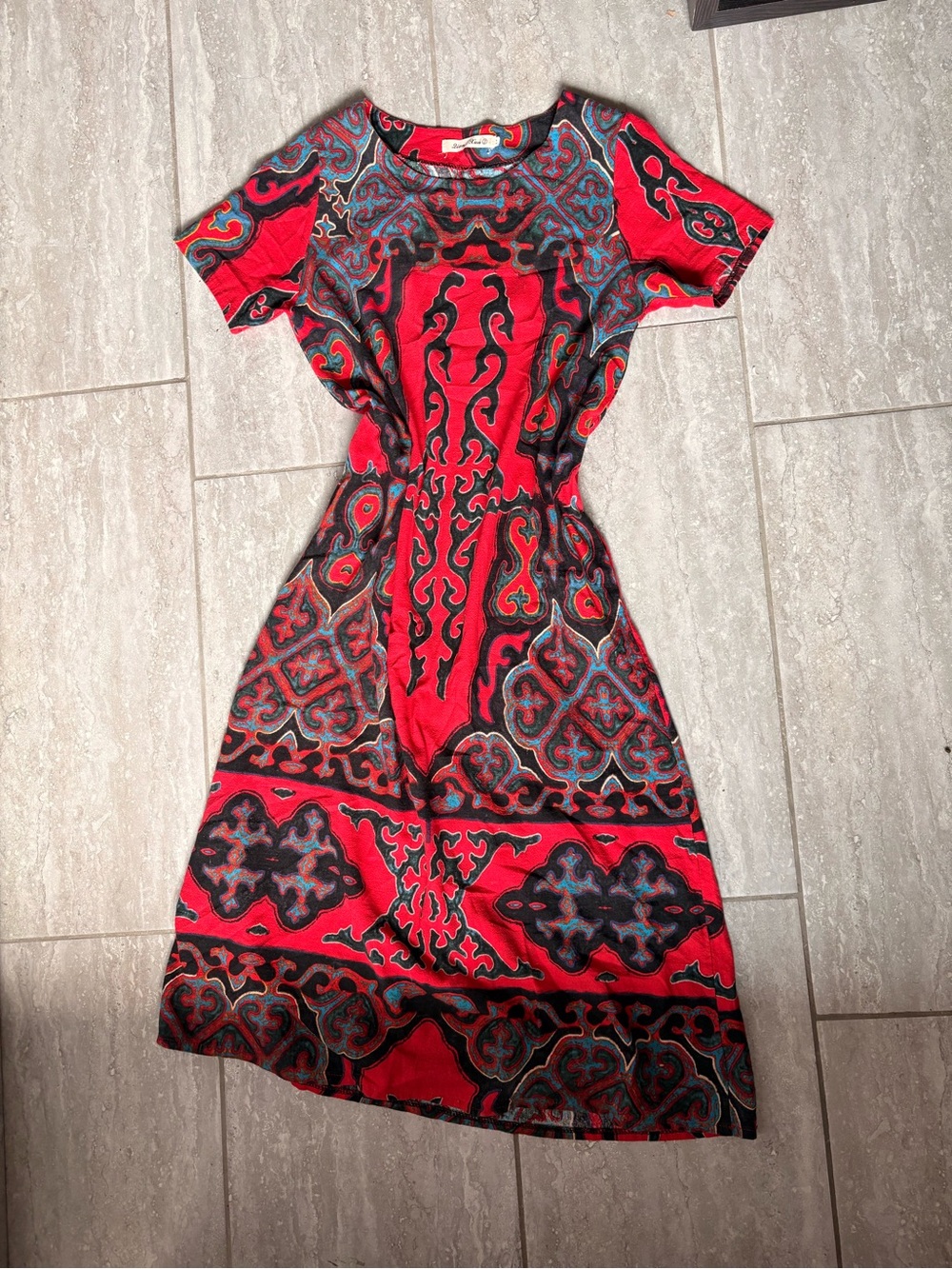 Beautiful Red Patterned Short-Sleeve Midi Dress